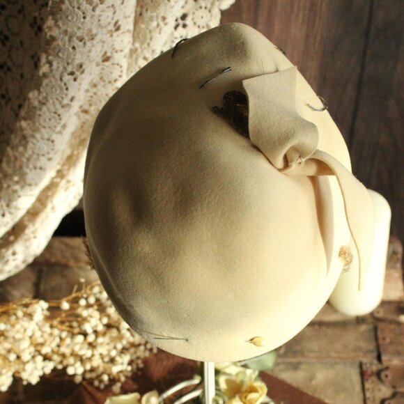 Vintage 1950s Hat, Chapeau Louise Ivory Wool Felt with Birdcage Veil, Rhinestone - Picture 9 of 12